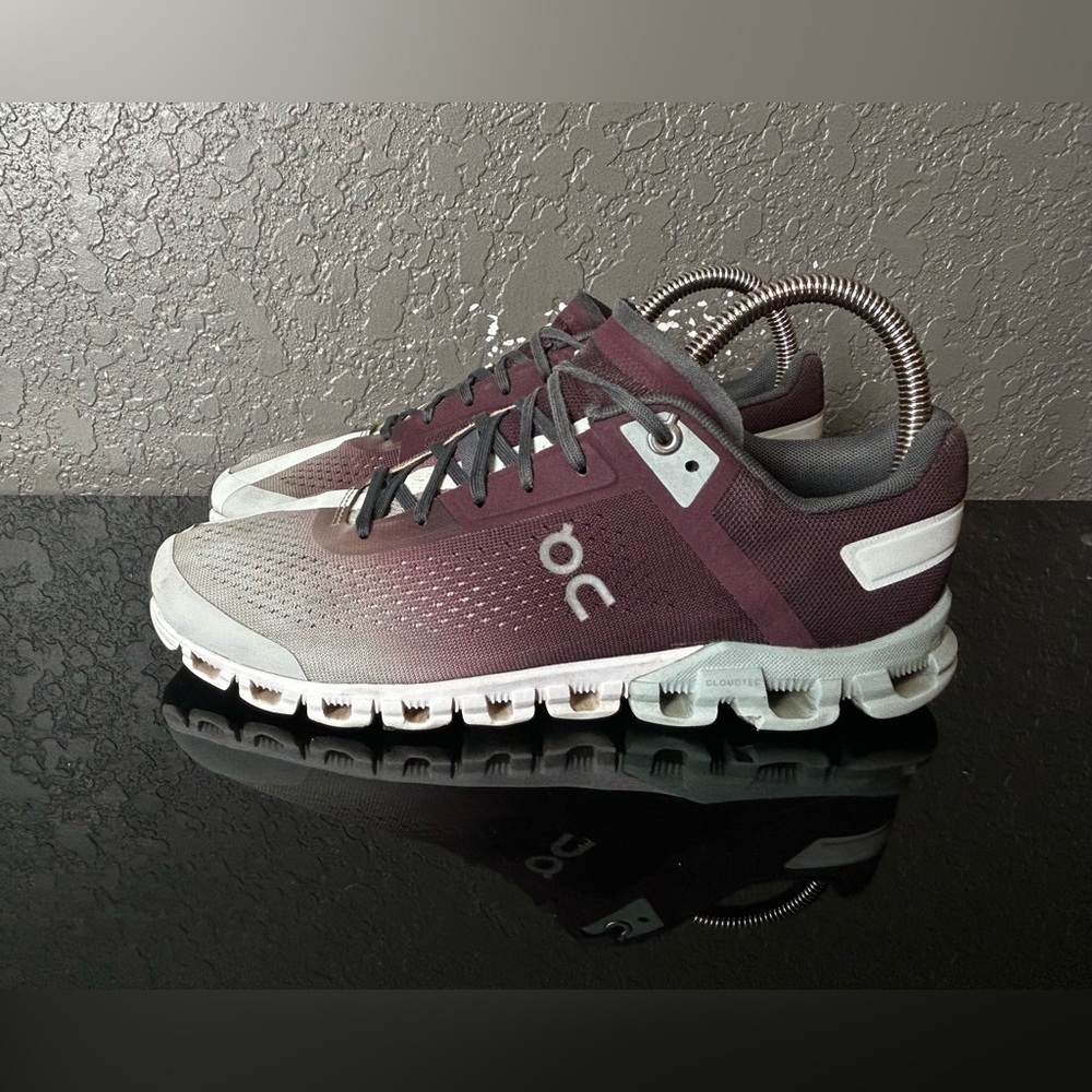 On Cloud Cloudflow Women’s size 7.5 Running Shoes Mulberry Mineral 35.99231